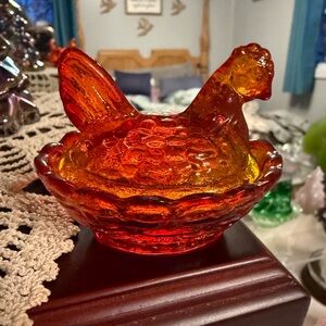 Westmoreland mini hen on nest, amberina - Vintage